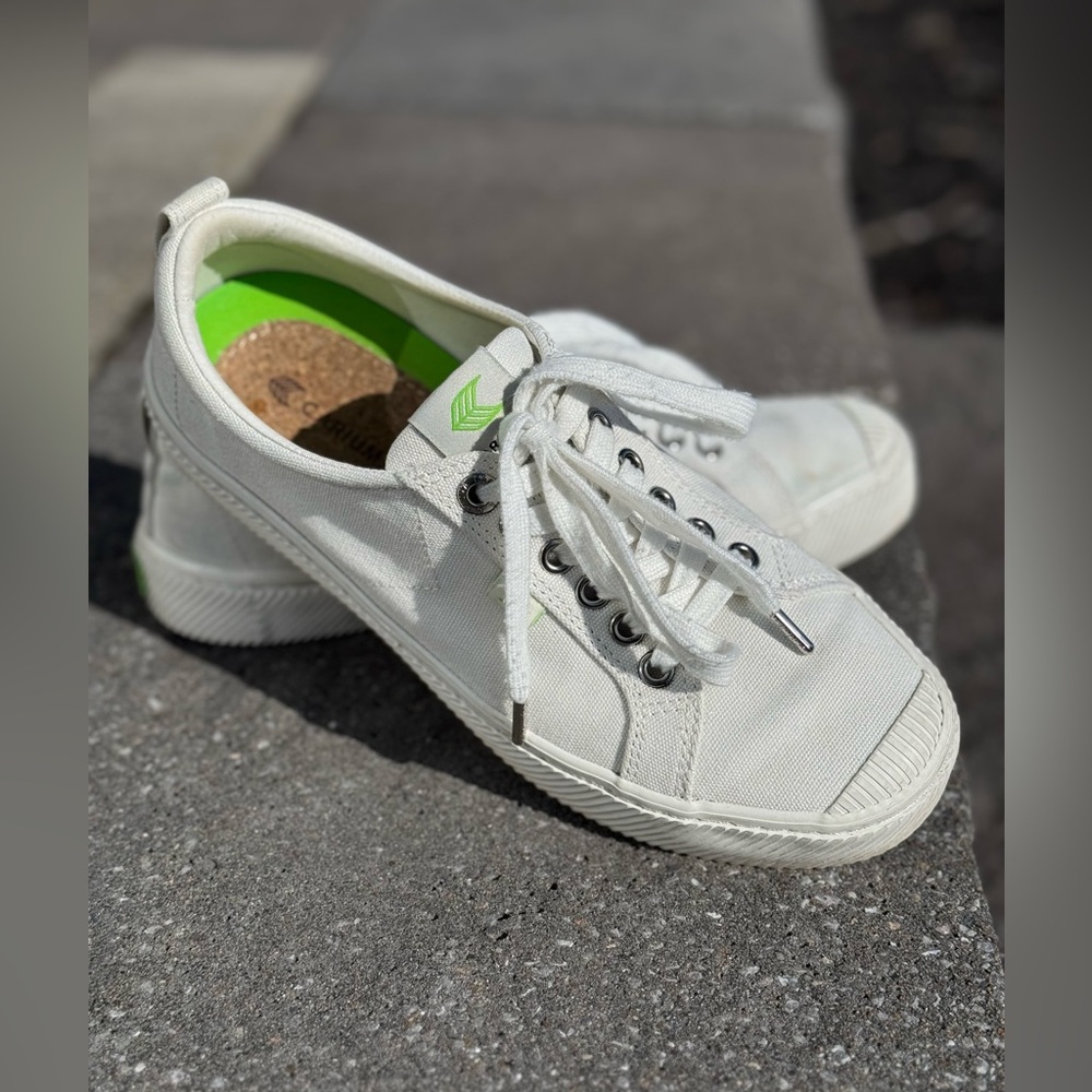 Cariuma OCA Low Off White Canvas Sneakers